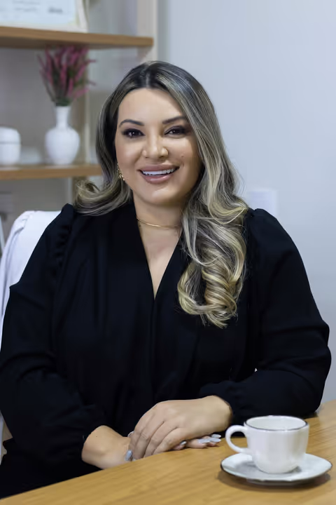 Foto da Dra. Sarah em seu consultório